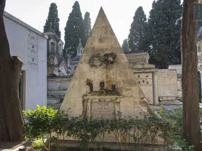 La nostra prima tappa � il campo n.6, l� dove si trovano alcune delle tombe pi� antiche. Tra queste alcune dalla strana forma piramidale, rimando all�orientamento massonico della famiglie qui sepolte. Ne � esempio il mausoleo della famiglia Losacco-Triggiani